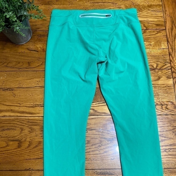 𝅺athleta M Workout Crop Leggings Green. - Picture 7 of 10